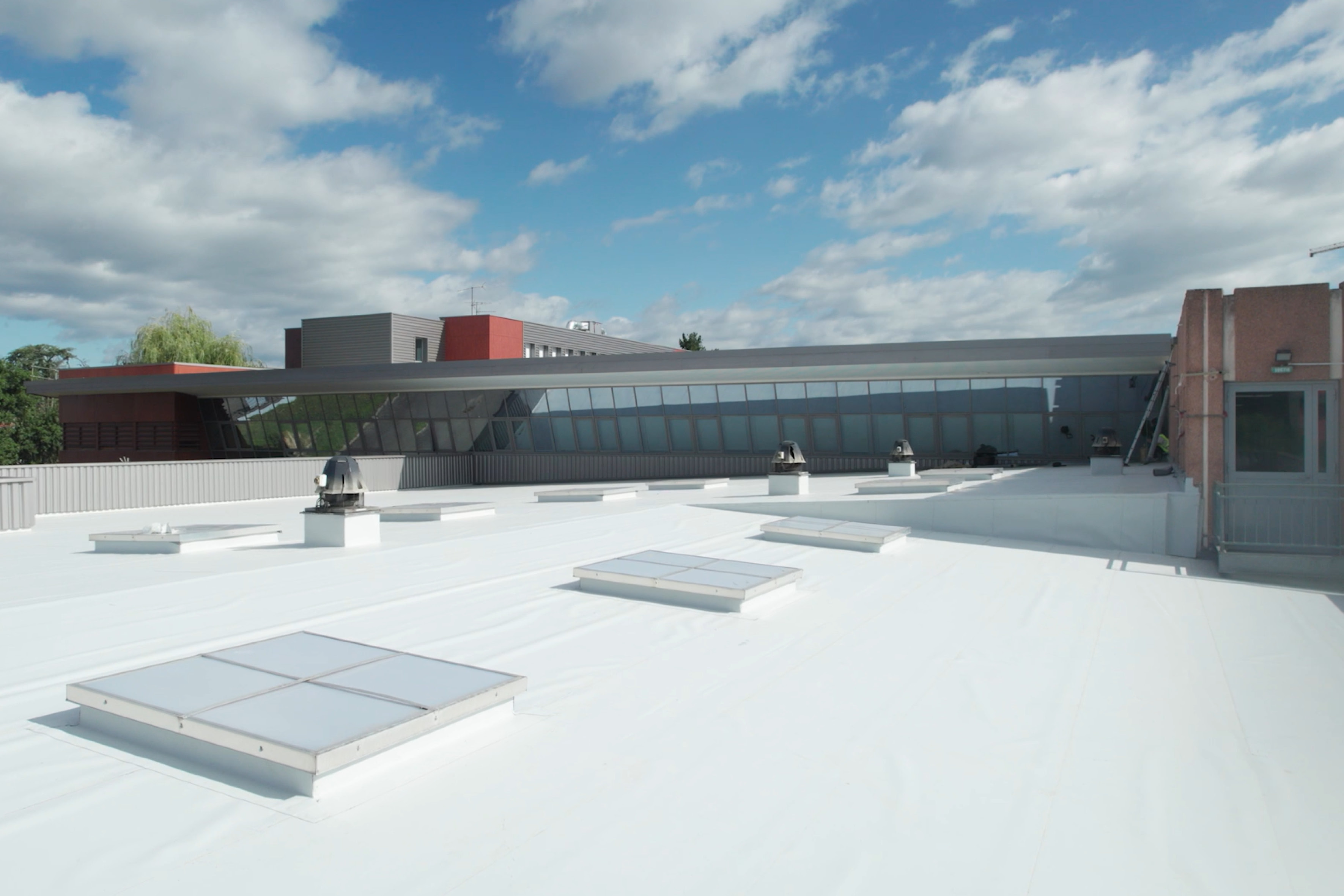 Toiture restaurée suite à un épisode de Grêle au Coteau (42) par Etancoba